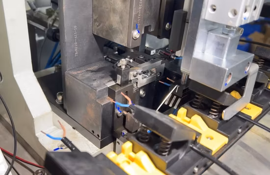 Máquina de crimpagem automática de inserção de plugue